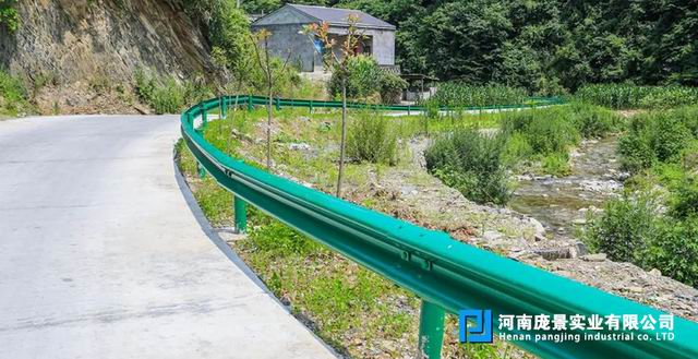 郑州波形护栏厂.jpg